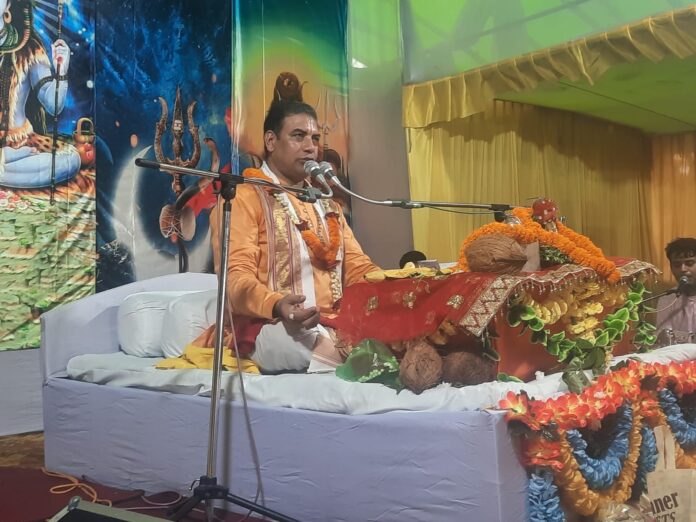 श्रोताओं को कथा का श्रवण कराते हुए