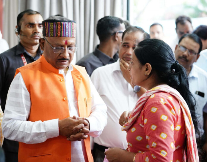 मुख्यमंत्री के दरवाजे